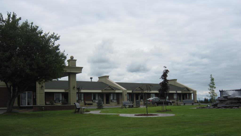 Hotel Motel Le Quiet Lac-Mégantic Exterior photo